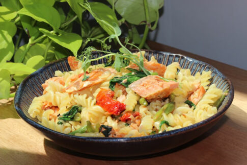 Lascas de salmão ao molho de ervas, fusilli, espinafre e vagem.
