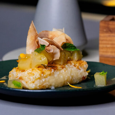Cocada de forno com tartare de abacaxi e chips de coco.