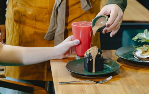 Bolo de cacau black com ganache de chocolate 70%.